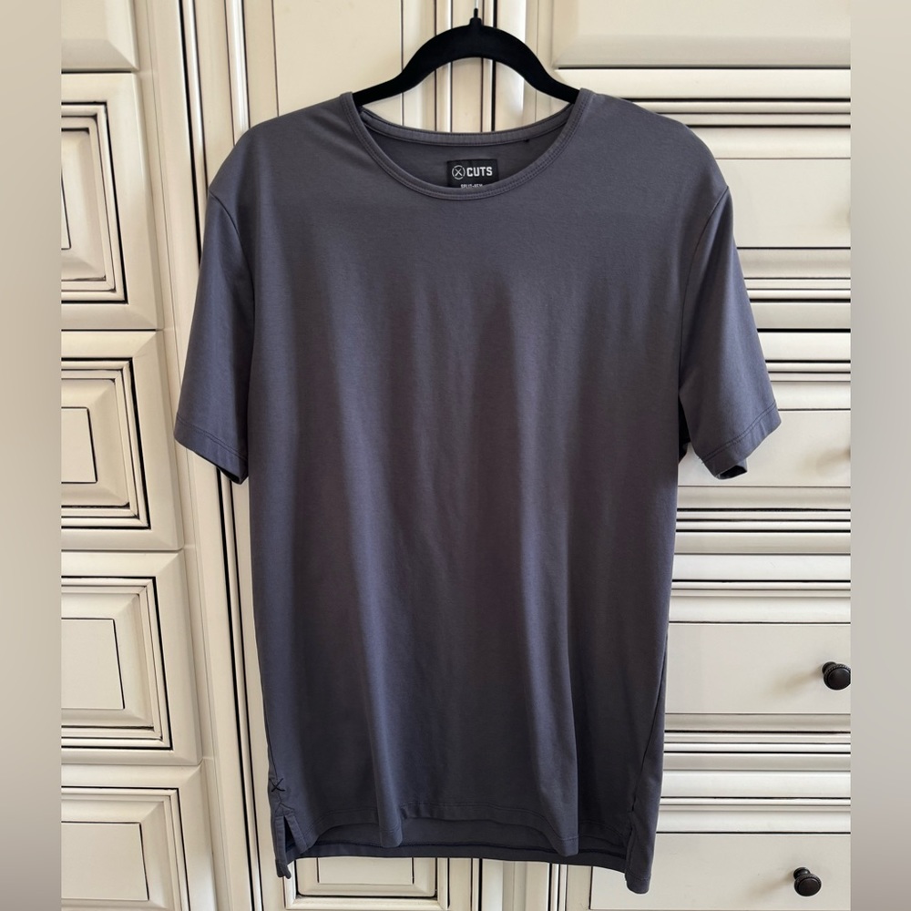 Men’s Cutz AO Split-Hem Tee
